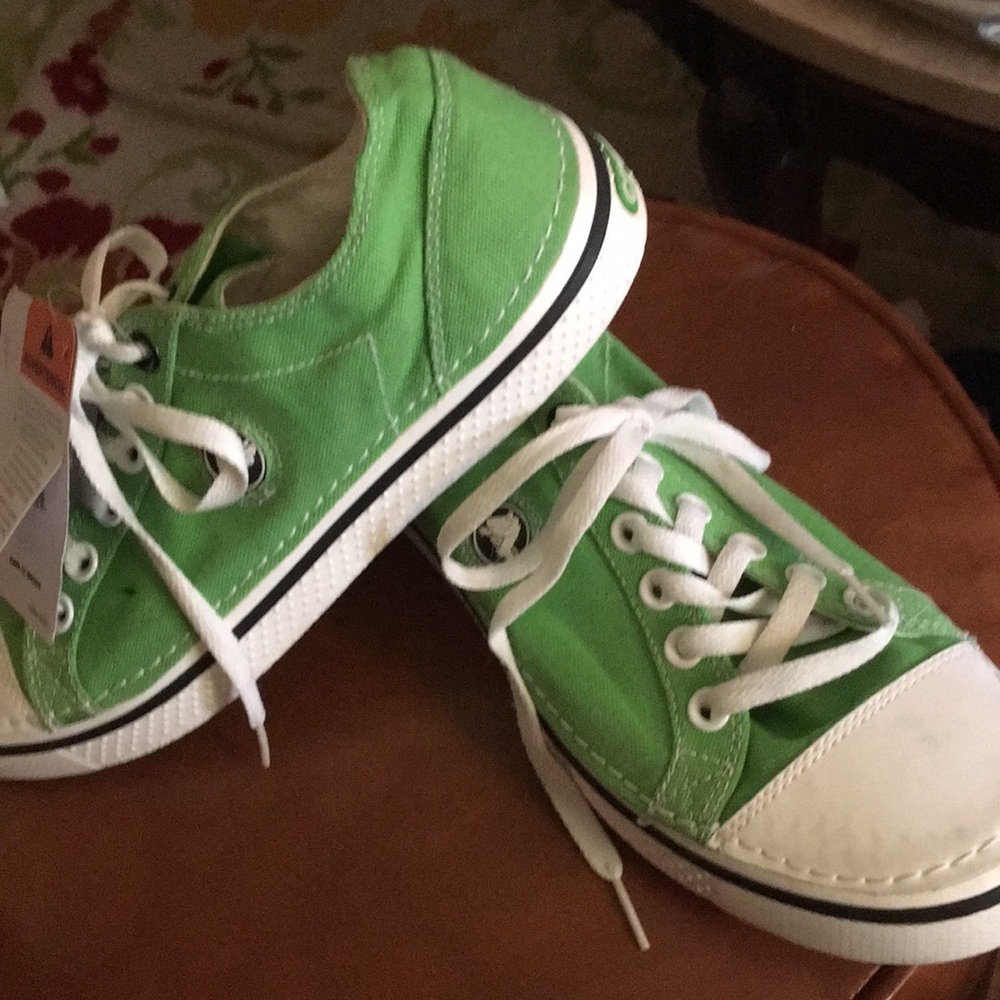 M size 9  W-size 11 Green Crocs canvas tennis shoe